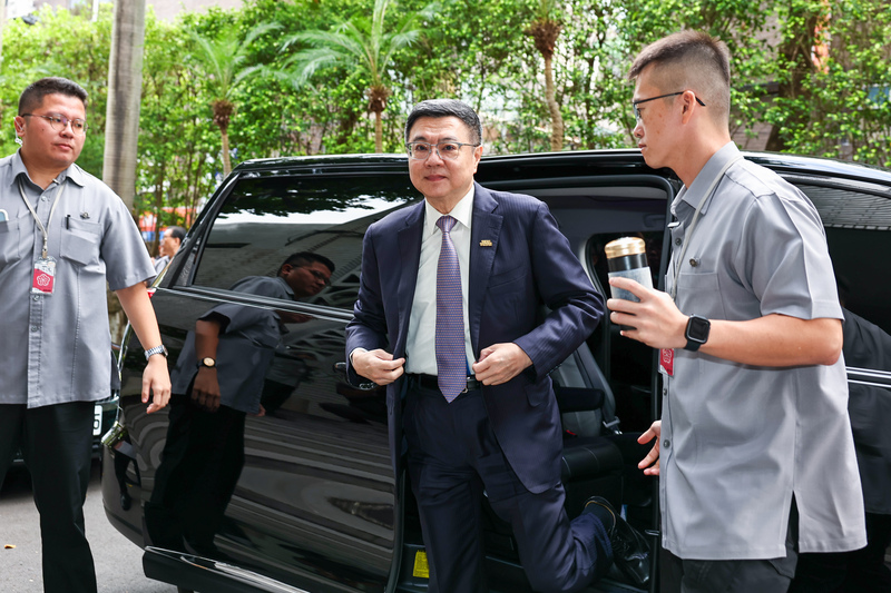 行政院長卓榮泰(中)11日赴立法院施政報告及備詢，並於會前接受媒體聯訪。(圖：中央社)