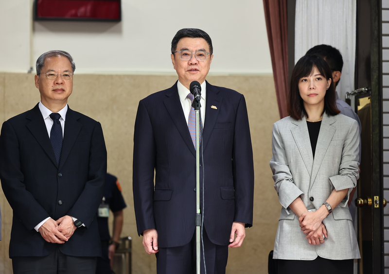 114年度中央政府總預算案卡關未解，行政院長卓榮泰、立法院長韓國瑜邀請朝野黨團幹部餐敘。卓榮泰(中)11日上午在立法院受訪表示，會嚴肅面對未來要解決的事項，期待這會是一個很輕鬆但有願景的餐敘。左為行政院秘書長龔明鑫，右為行政院發言人李慧芝。(圖：中央社)