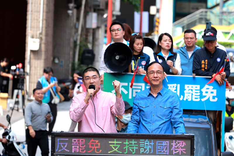 基隆市長謝國樑罷免案投票日進入倒數，國民黨主席朱立倫（前右）11日前往基隆力挺謝國樑（前左），以車隊掃街方式，呼籲市民投下不同意罷免票。（國民黨基隆市黨部提供） (圖：中央社)