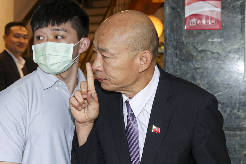 為化解總預算案僵局，立法院長韓國瑜(右)、行政院長卓榮泰11日中午邀立院朝野黨團餐敘，韓國瑜在餐敘結束後步出餐廳、準備離開。 (圖：中央社)