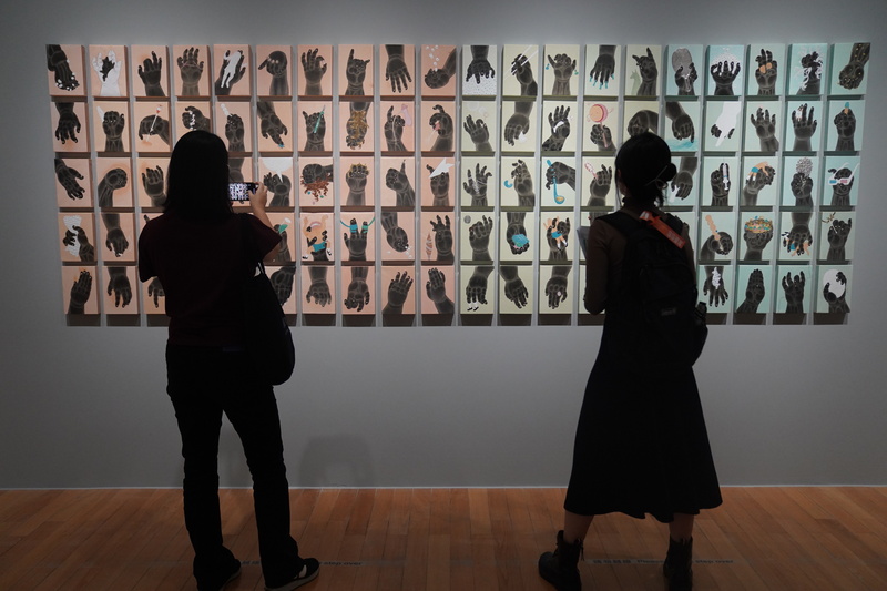 「喧囂的孤獨：台灣膠彩百年尋道」畫展在台北市立美術館展出，本次展覽選件橫跨日治臻品至當代新作，共51名膠彩創作者、146件作品。北美館11日舉辦媒體專場導覽，參觀者在作品前駐足參觀。中央社記者徐肇昌攝　 (圖：中央社)