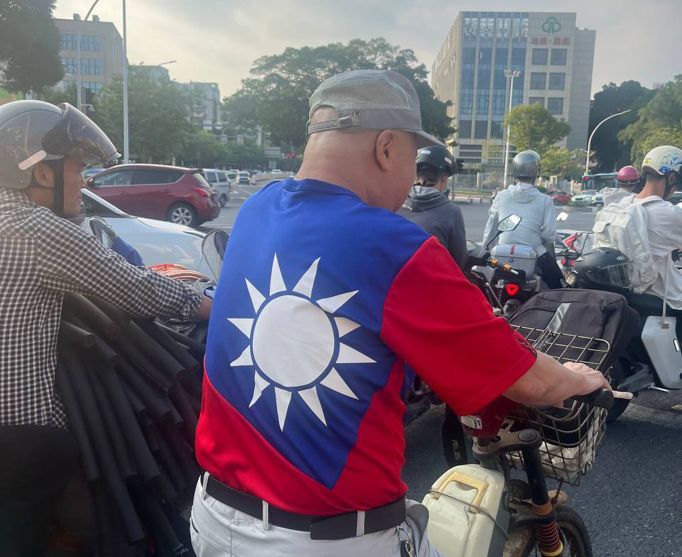 雙十國慶，在中國福州街頭，一名身著中華民國國旗裝的男子騎車上街頭。(X平台：李老師不是你老師)