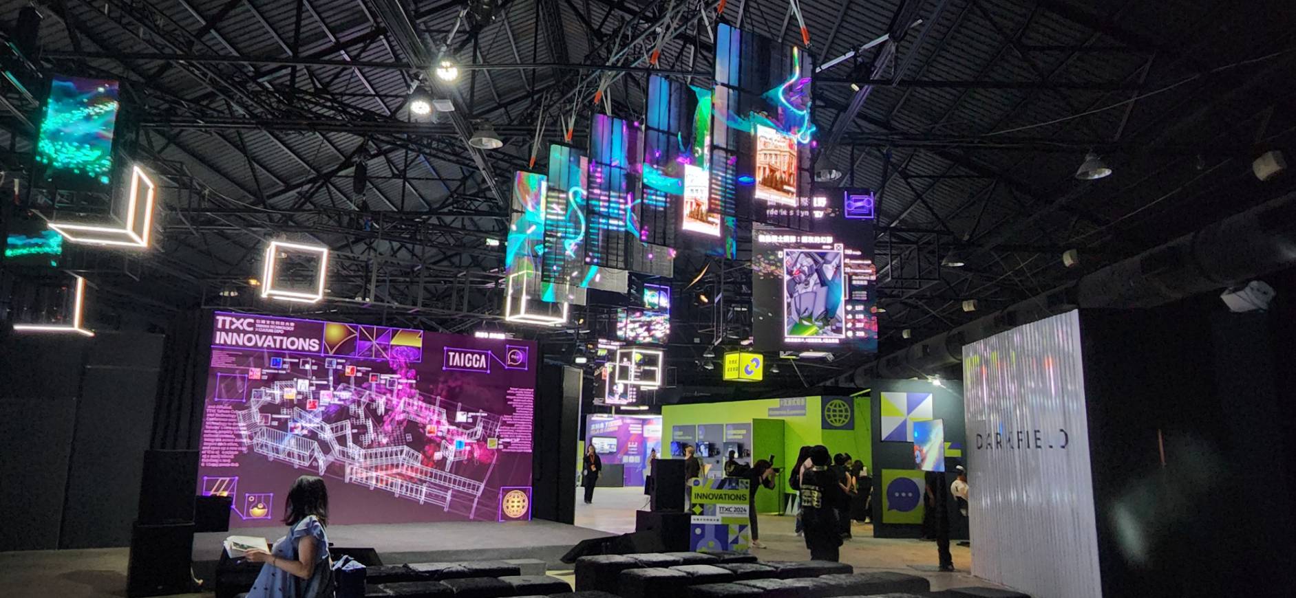 文策院於2024 TTXC台灣文化科技大會策劃「INNOVATIONS台灣文化科技展演」，以「跨域賦能」為主題，展出多樣態跨域文化科技融合作品。(江昭倫 攝)