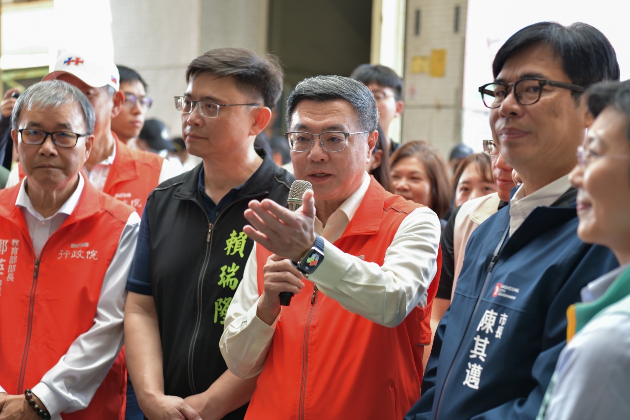 卓榮泰12日視察高雄市前鎮區前鎮國小山陀兒風災受損情形。(行政院提供)