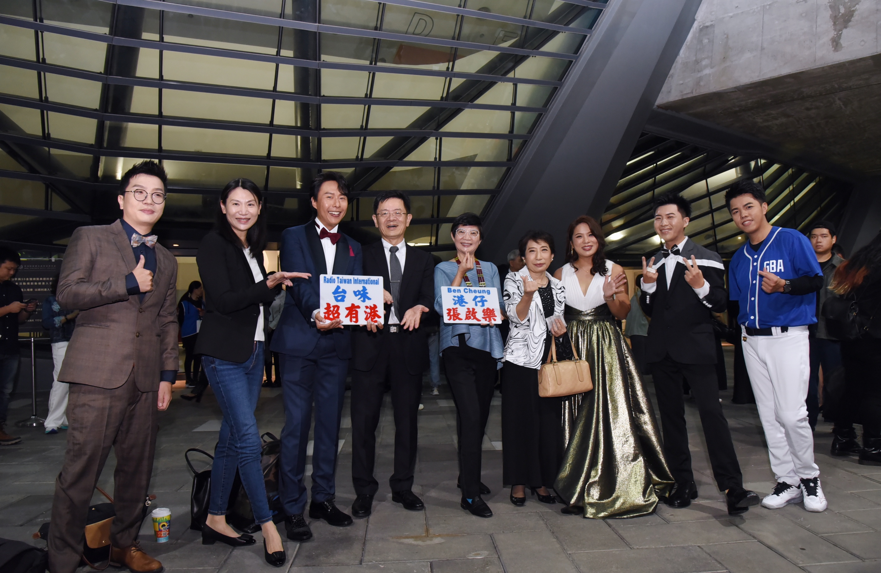 第59屆廣播金鐘獎頒獎典禮12日晚間舉行，央廣董事長賴秀如(中)與入圍者合影。 (圖:江麗華攝)