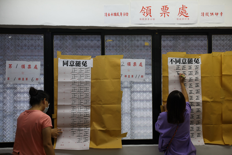 基隆市長謝國樑罷免案13日下午4時結束投票，投票結果約在傍晚出爐，罷免謝國樑案未通過。圖為基隆一處投開票所票務人員進行開票作業。(圖：中央社)