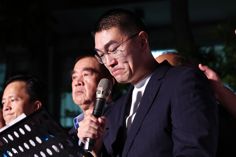 基隆市第19屆市長謝國樑罷免案13日投票，被罷免方謝國樑晚間6時許自行宣布罷免案不通過。謝國樑致詞時一度哽咽。(圖：中央社)