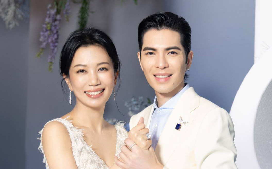 歌手蕭敬騰與經紀人老婆Summer（林有慧）13日晚在萬豪酒店補辦婚禮，Summer3套賓禮服，皆來自林莉婚紗。(喜鵲娛樂提供)