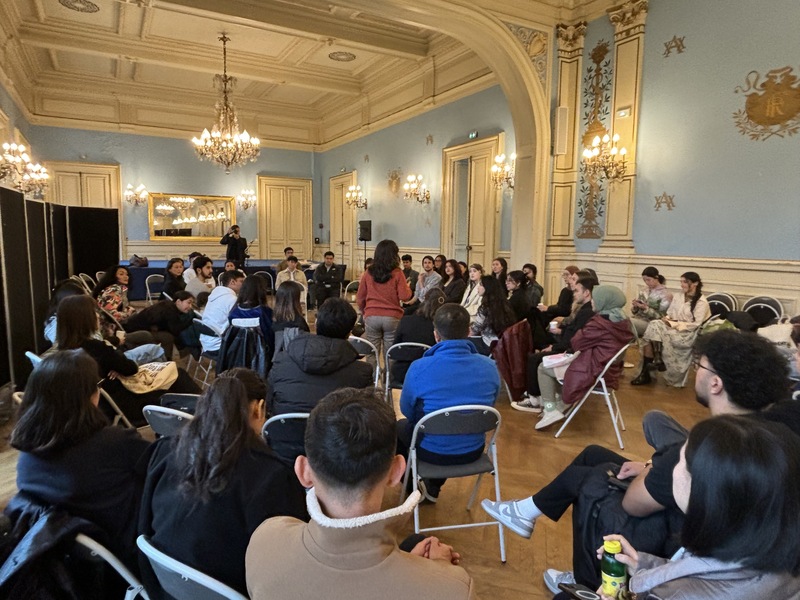 首屆國際維吾爾世俗青年大會10到15日於巴黎舉辦，70位維吾爾青年齊聚，並邀請數十位學者、記者、政治人物演講。在抗中戰役上，各方希望台灣能出面凝聚維吾爾、西藏、香港運動。 (圖：中央社)