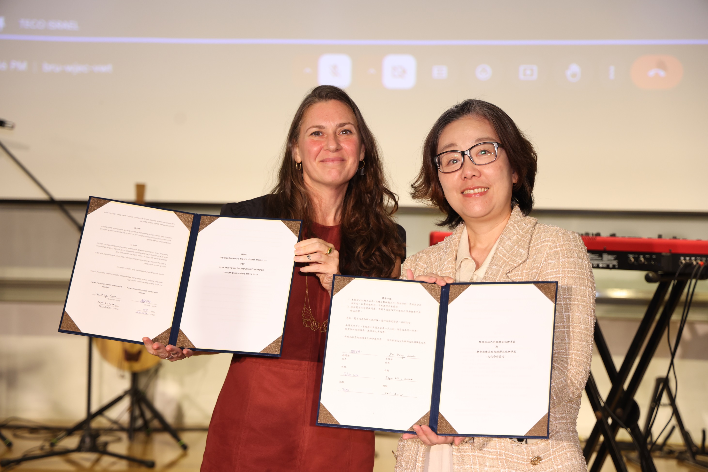 駐台北以色列經濟文化辦事處代表游瑪雅(左)簽署「台以文化合作協定」，文化部政務次長王時思(右)期待雙方未來能藉此深化雙方藝文交流，攜手展現人類共同的價值。(文化部提供)