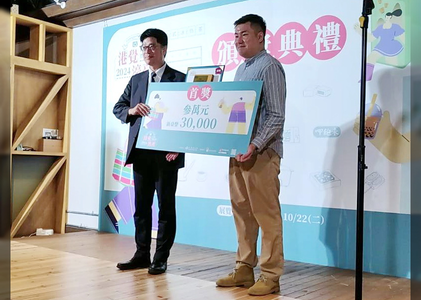 陸委會主委邱垂正(左)16日出席「港覺濠台IG圖文徵選活動」頒獎典禮，致詞時希望台港澳間能相互友善對待、有來有往 (央廣記者王照坤 攝)