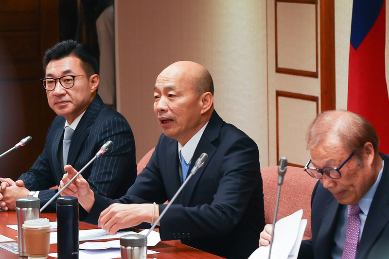 立法院長韓國瑜(中)。左為副院長江啟臣。資料照。(圖：中央社)
