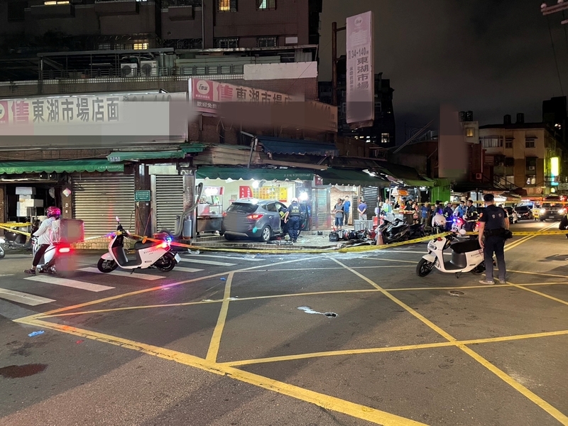 台北市內湖區東湖路與安康路交叉口17日晚間發生嚴重車禍，1輛灰色休旅車衝入騎樓內的小吃店，導致5人分別受到輕重傷，其中3人送醫前呈現OHCA（到院前心肺功能停止）。（翻攝畫面） (圖：中央社)