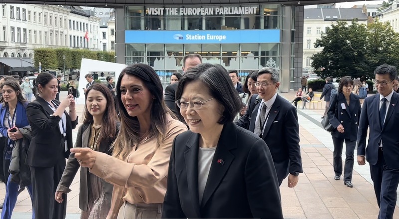 卸任總統蔡英文17日抵達歐盟總部所在的比利時首都布魯塞爾，在副議長皮齊耶諾（左）陪同下從歐洲議會大門進入，多位歐洲議會議員也在此等候，親自歡迎她。 (圖：中央社)