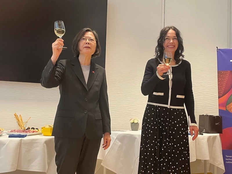 前總統蔡英文與歐洲議會議員萊克斯曼共同帶領在場約50位議員舉杯致意，為台灣卸任總統拜訪歐洲議會首例寫下新頁。 (圖：中央社)