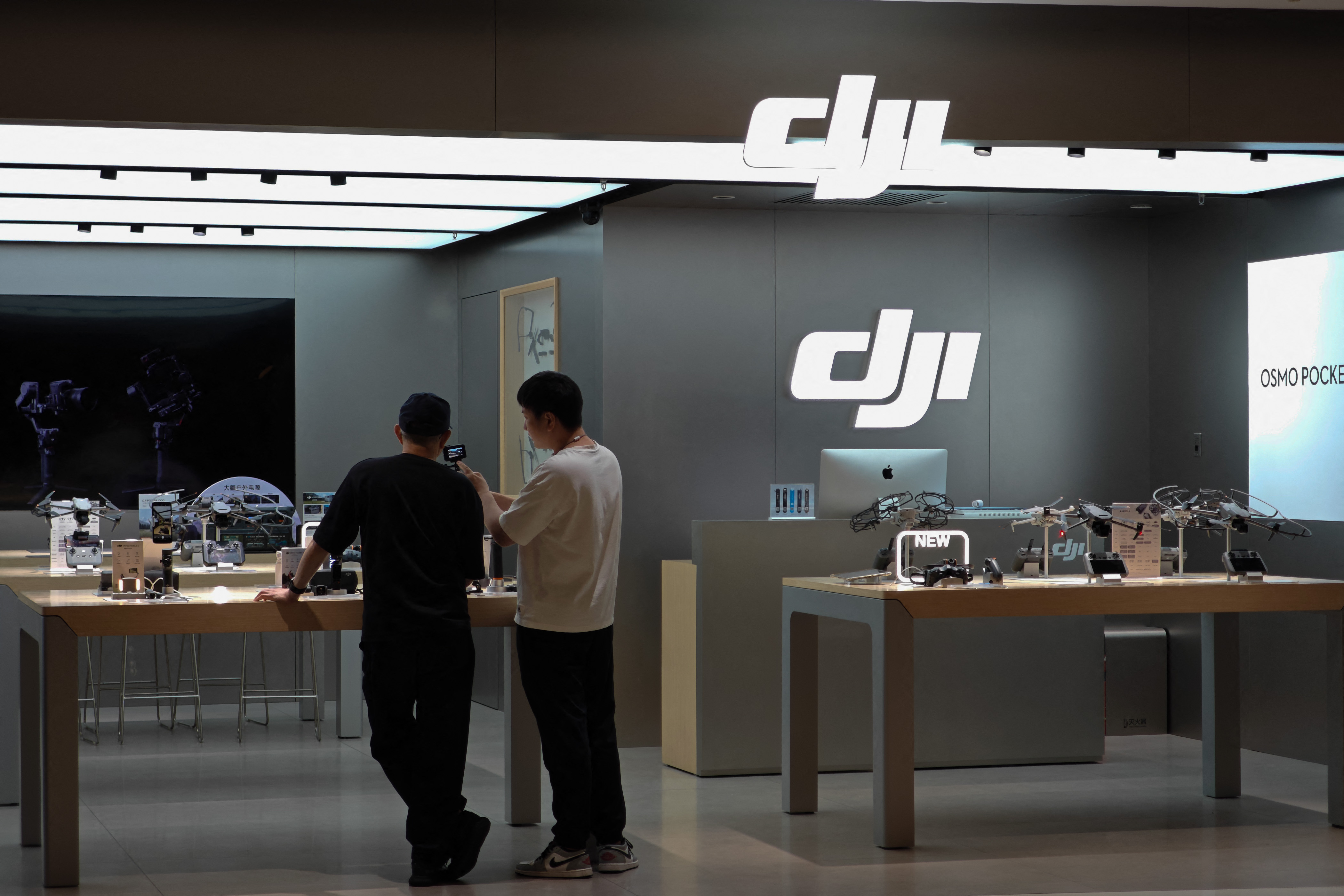中國無人機大廠大疆科技創新公司(Dji)疑涉新疆強迫勞動，產品在美國海關遭擋下。(AFP)