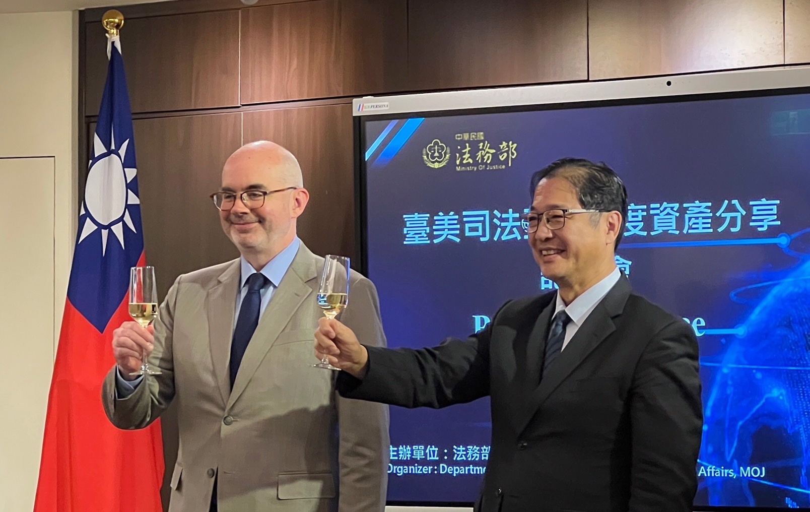 法務部17日舉辦與美國在台協會(AIT)共同舉辦記者會分享合作成果。圖為法務部長鄭銘謙(右)與AIT處長谷立言。(圖：法務部)