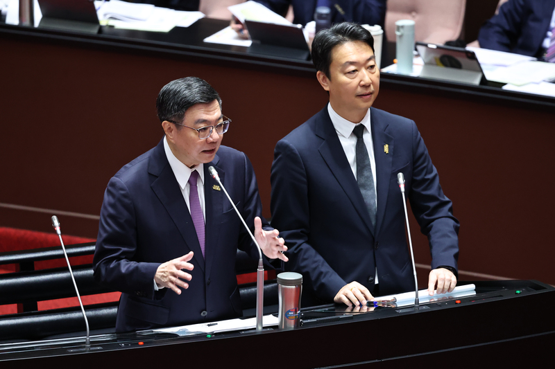 行政院長卓榮泰（左）18日率同各部會首長赴立法院施政報告，與交通部長陳世凱（右）一同備詢。(圖：中央社)