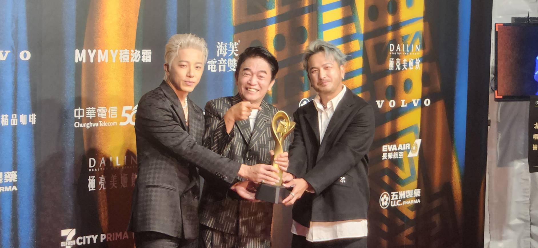 第59屆電視金鐘獎觀眾票選的「最具人氣綜藝節目獎」由《綜藝玩很大》，這也是該節目第二度拿下觀眾心中最佳綜藝節目獎，主持人坤達(左起)、吳宗憲、KID領獎時笑得合不攏嘴。(江昭倫 攝)