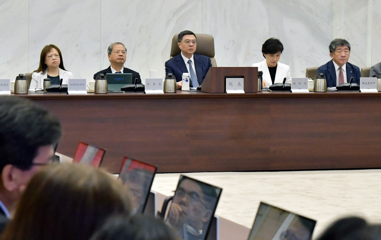 行政院會21日通過「青年百億海外圓夢計畫」，補助上限為新台幣200萬元，明年1月起公告徵件。(FB@卓榮泰)