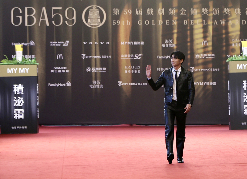 金鐘獎戲劇類頒獎典禮晚間登場，典禮主持人姚淳耀（圖）以黑色皮衣褲帥氣出場。 (圖：中央社)