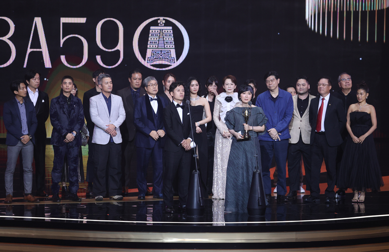 第59屆電視金鐘獎19日舉行戲劇類頒獎典禮，話題台劇「八尺門的辯護人」榮獲肯定。圖為監製董成瑜（前右）、導演唐福睿（前左）與劇組團隊共同登台分享榮耀。(圖：中央社)