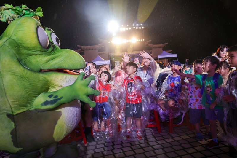 「紙風車368鄉鎮市區兒童藝術工程—永續啟航」19日晚間在國家兩廳院藝文廣場舉行首演，演員群在觀眾席穿梭，現場大小朋友開心和人偶互動。(圖：中央社)