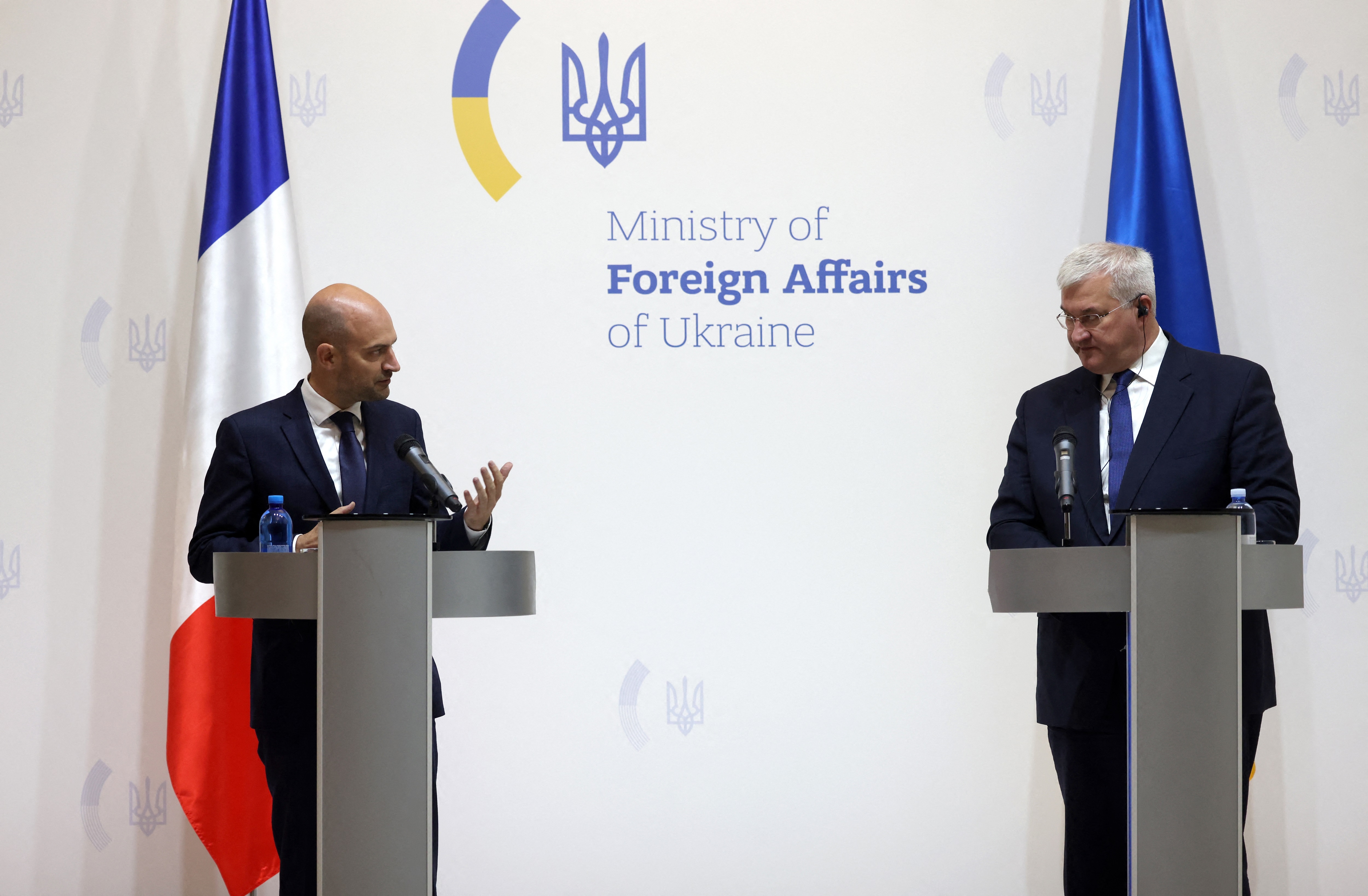 烏克蘭外交部長西比哈(Andrii Sybiha)(右)19日在基輔與法國外交部長巴霍(Jean-Noel Barrot)舉行聯合記者會。(AFP)
