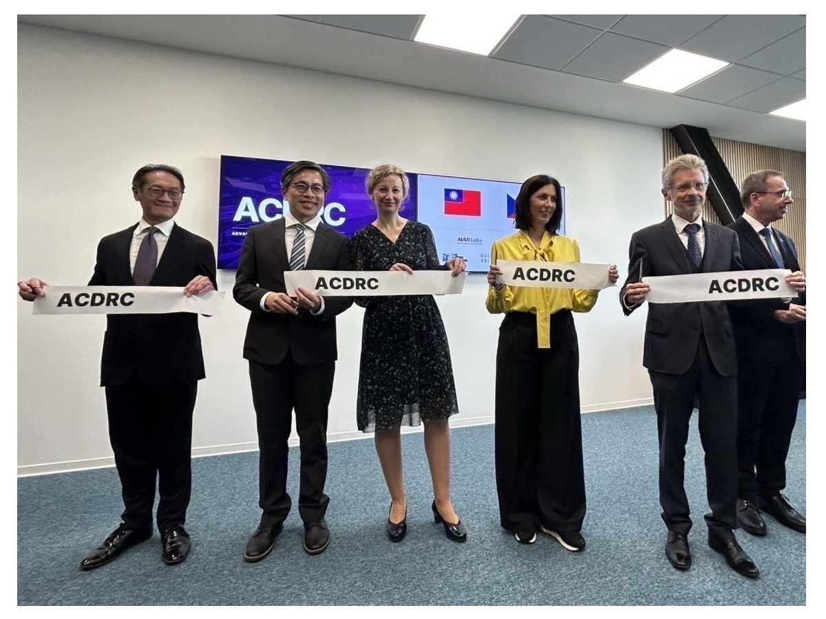 台捷合作的先進晶片設計研究中心揭牌，捷克參院議長韋德齊(右二)、眾院議長艾達莫娃(右三)、科研創新部次長Jana_Havlíkova(左三)、台灣國家實驗研究院院長蔡宏營(左二)、駐捷代表柯良叡(左一)等人出席。 (外交部提供)