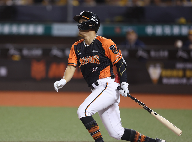 中職總冠軍賽中信兄弟與統一獅隊爭霸，19日持續在台北大巨蛋進行第2戰。2局上統一獅林祖傑擊出左外野方向一壘安打，帶有2分打點。(圖：中央社)