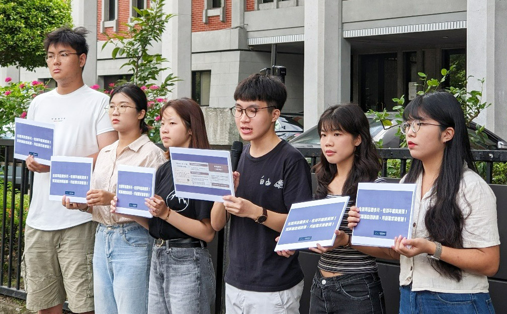 台灣學生聯合會21日在教育部門口前召開記者會，高喊口號「生理用品要多元，性別平權真實現！預算補助別跳票，月經需求被看到！」。(陳念宜 攝)