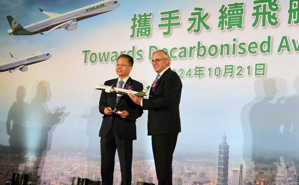 長榮航空總經理孫嘉明(左)與空中巴士民用飛機業務首席執行官Christian Scherer簽署永續飛航協定。(劉品希 攝)