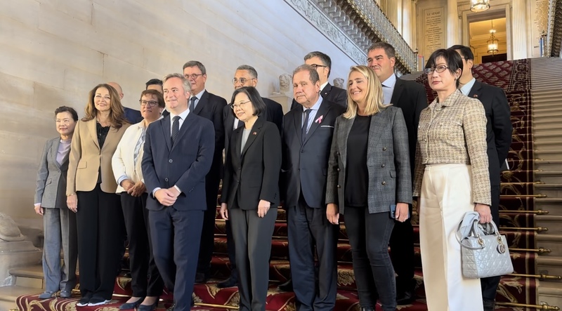 前總統蔡英文（前排右4）16日中午受邀參訪法國參議院，首先在國會議員陪同下參觀有400多年歷史的參議院，隨後與兩院近20位跨黨派議員共進午餐。 (圖：中央社)