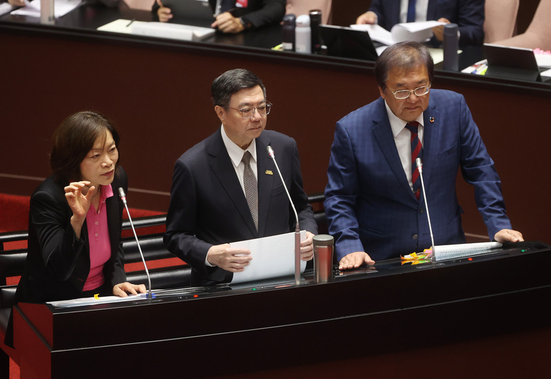 衛福部長邱泰源（右）表示，基於政府照顧人民的立場，針對未入籍新住民的社會救助跟長照部分，衛福部會討論解決方案。(圖：中央社)