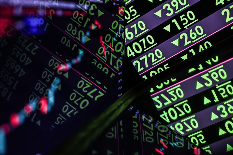 美國總統大選的不確定性，籠罩台股大盤，台股29日盤中下殺近500點。 (資料照片／中央社)