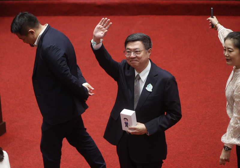 立法院會22日進行對行政院長卓榮泰（中）施政報告質詢，相關部會首長列席，下午質詢結束後，卓榮泰揮手致意。(圖：中央社)