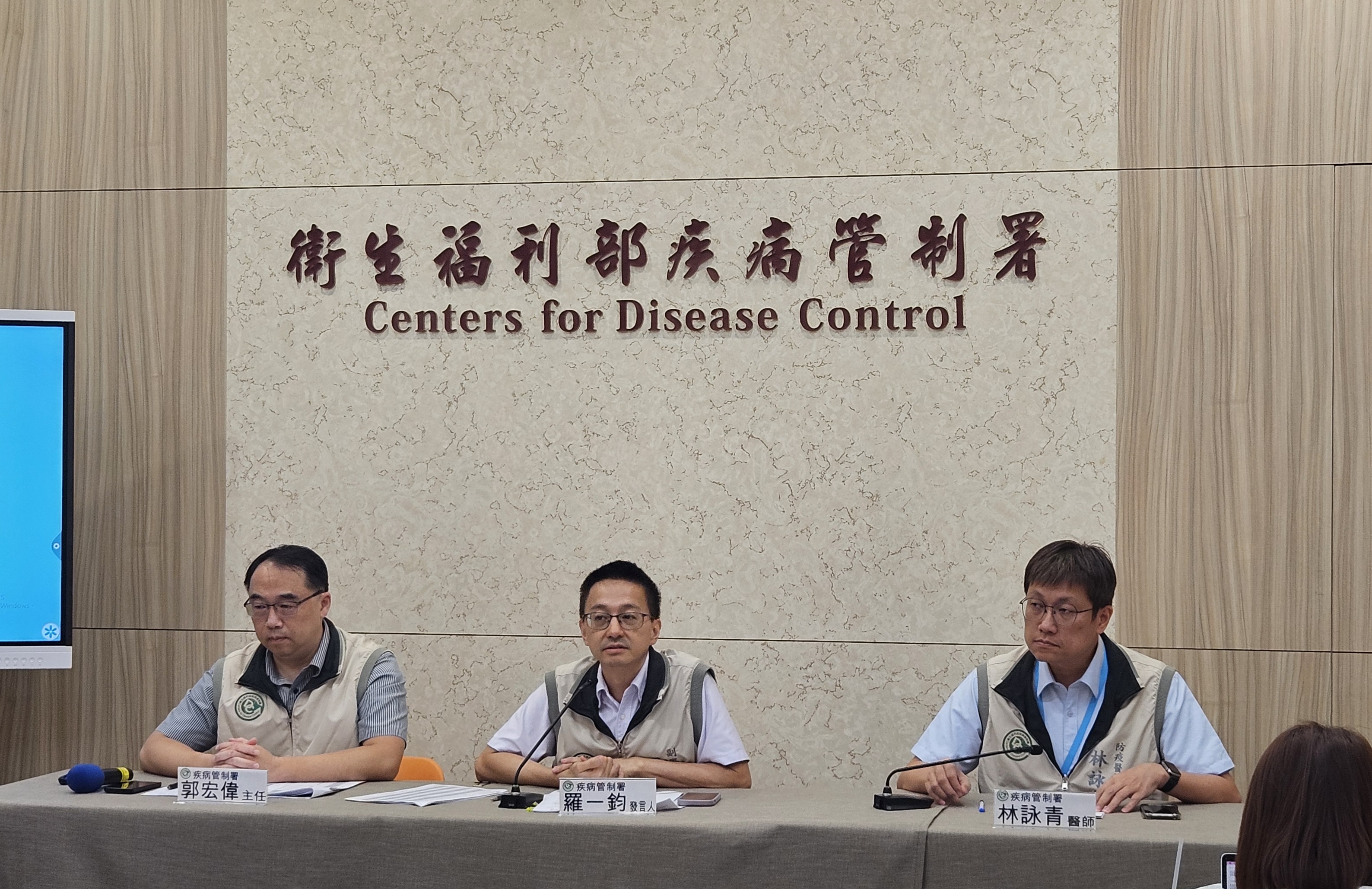 羅一鈞(中)22日表示，今年腸病毒疫情反常，流行期恐延長。(劉品希 攝)