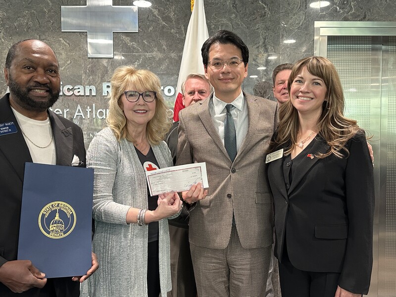 駐亞特蘭大辦事處22日代表台灣政府捐贈紅十字會喬治亞州總部20萬美元，協助颶風災後重建，喬治亞州議會參議員瑞特（前排左）及眾議員安娜薇茨（前排右）見證。（駐亞特蘭大辦事處提供） (圖：中央社)
