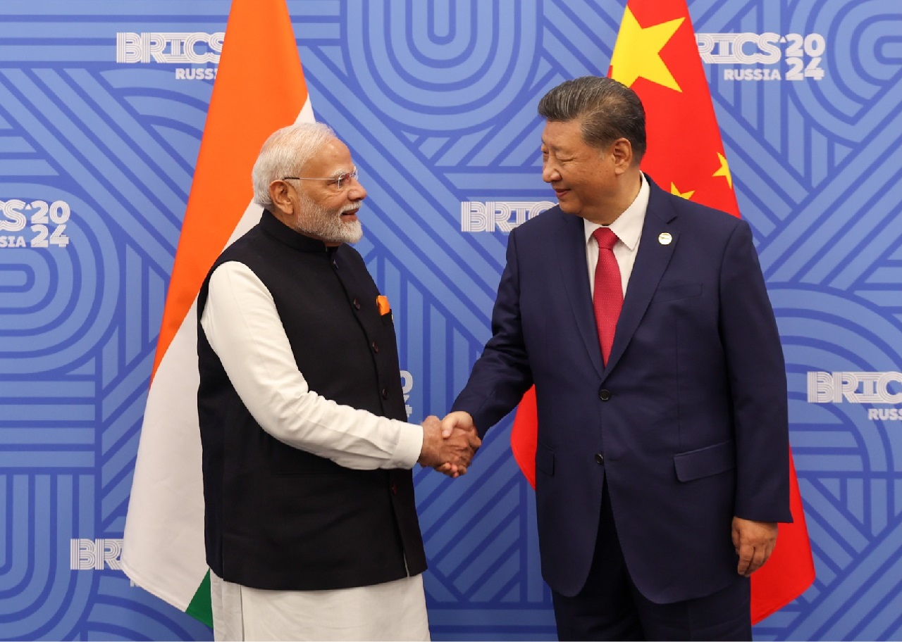 金磚峰會上，習莫會登場，象徵中印關係融冰。(X平台@narendramodi)