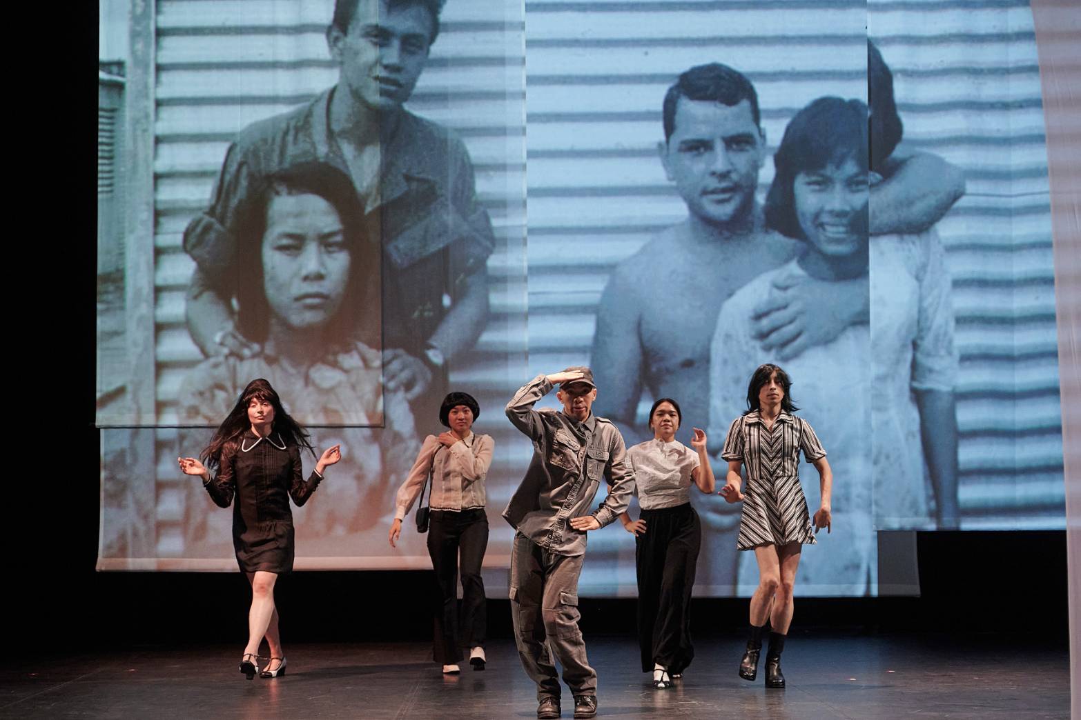 《我的名字，Kim》台南藝術節亞洲首演，跨界演繹越南移民的生命故事，探問移民二代心境與身份認同議題。（Stephan Floss 攝／聚合舞提供）