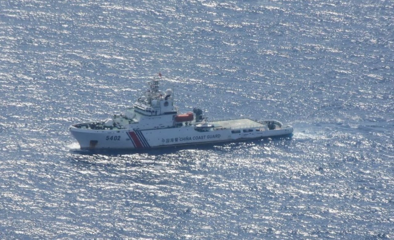 印尼海事安全局（Bakamla）10月21日驅逐一艘中國海警船（CCG5402）。(X平台@lightning2chan)