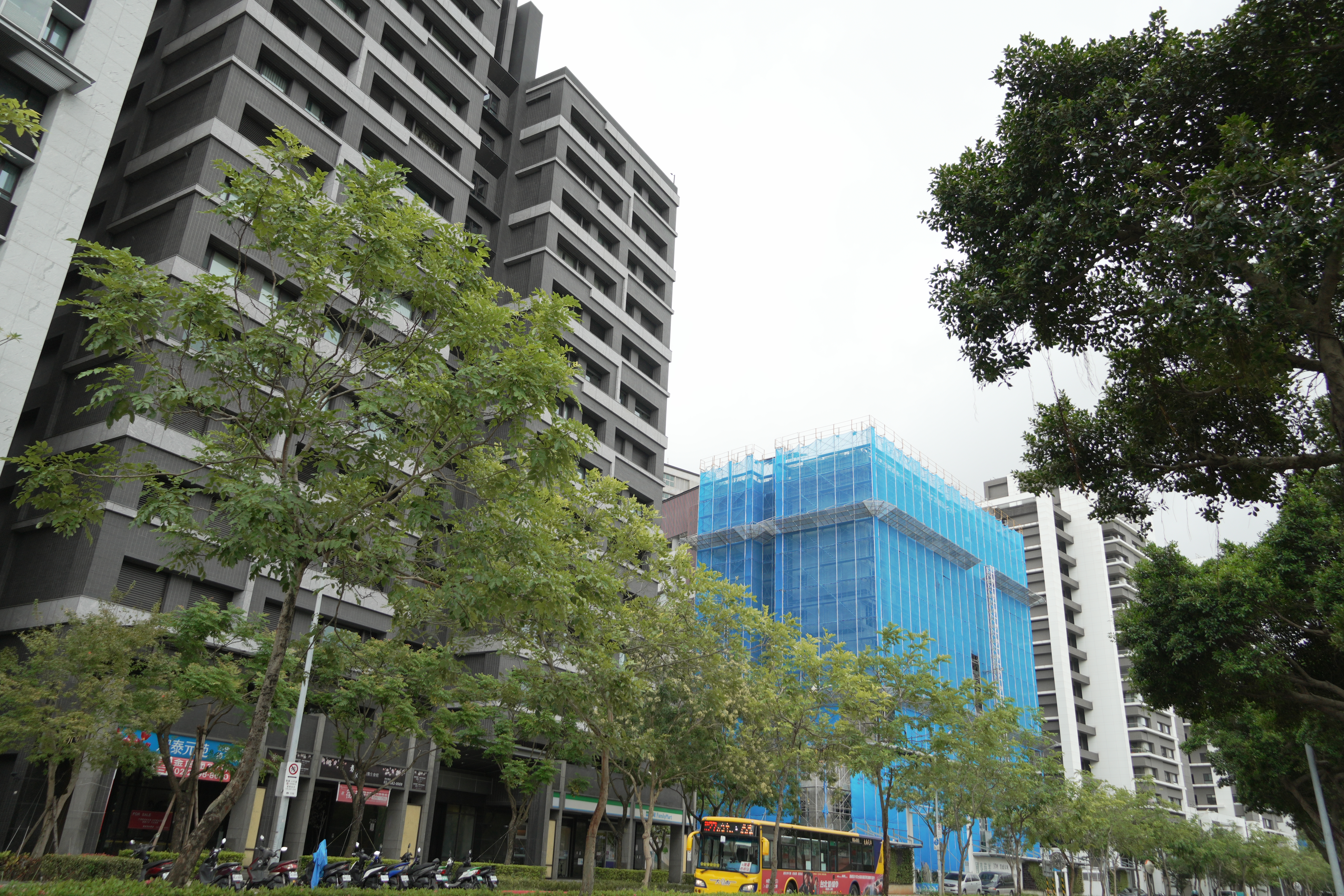 有銀行表示，量縮、價盤整、議價空間變大，是今年房市的3大重點，但房價不致於出現崩盤。資料照。(Rti)