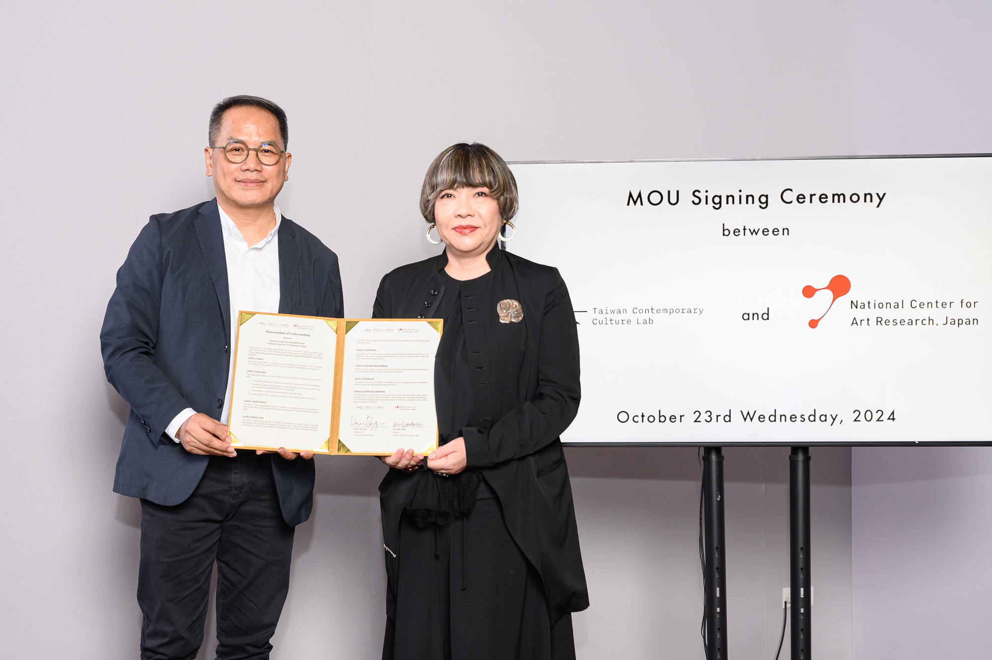 台灣生活美學基金會董事長彭俊亨（左）和日本國立藝術研究中心執行長片岡真實（右）在簽訂合作備忘錄。(王世邦 攝／台、灣當代文化實驗場提供)