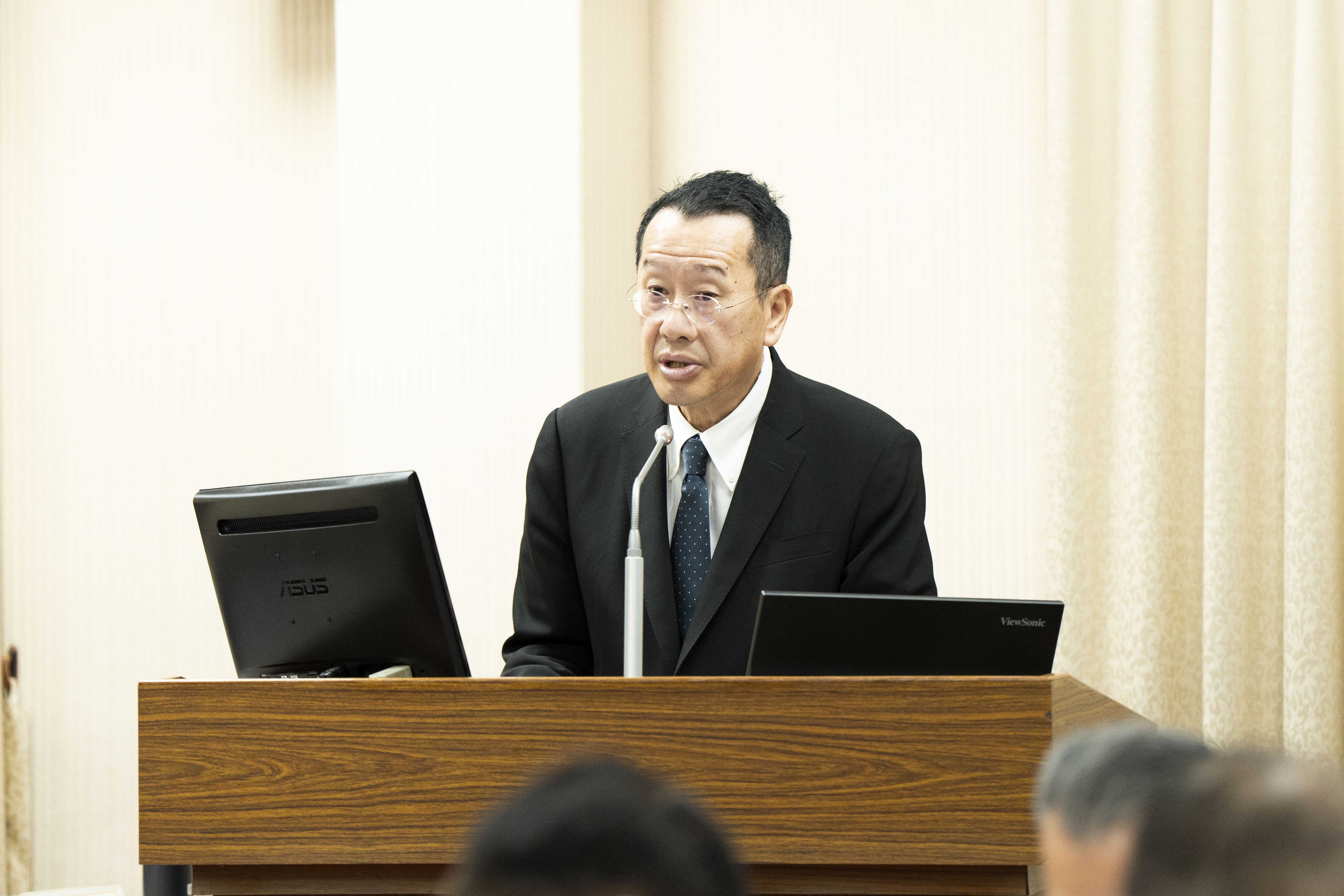 國防部長顧立雄23日至立法院報告，為應對中共「灰色地帶戰術」及「蟒蛇戰略」，國防部將持續與各部會合作，厚植全社會防衛韌性。(記者楊仁翔 攝)