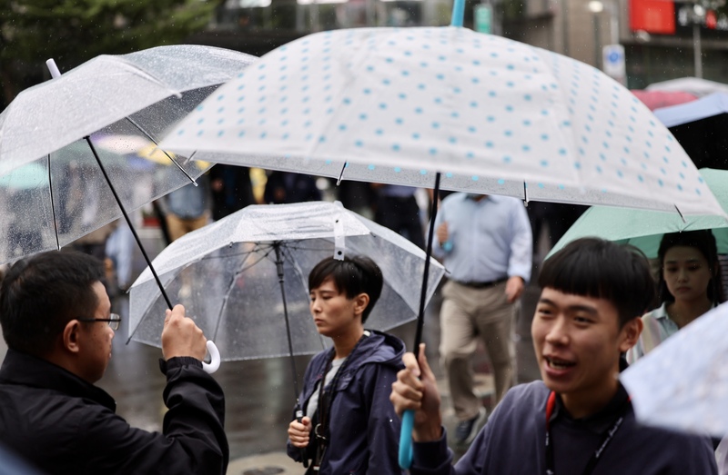康芮颱風逼近，勞動部提醒雇主，勞工出勤宜加發工資並留意發薪日。資料照。(圖：中央社)