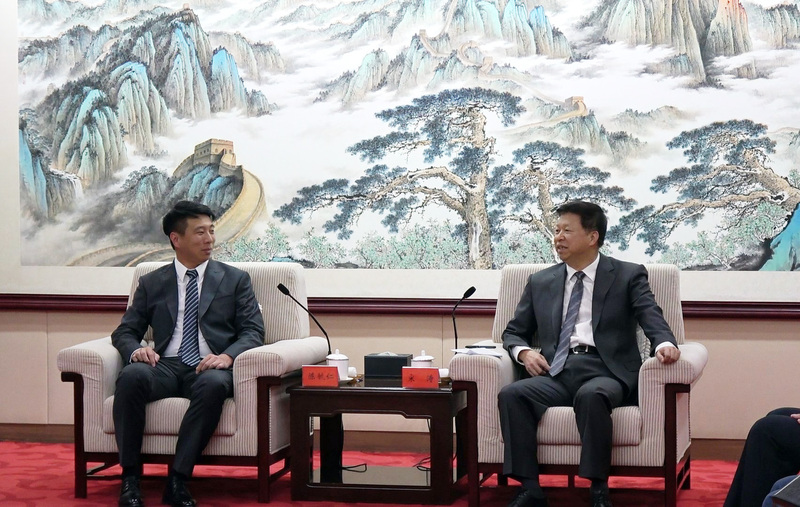 澎湖縣議長陳毓仁（左）與澎湖海峽兩岸交流協會理事長陳雙全等人24日在北京與中國大陸國台辦主任宋濤（右）會面。 (圖：中央社)