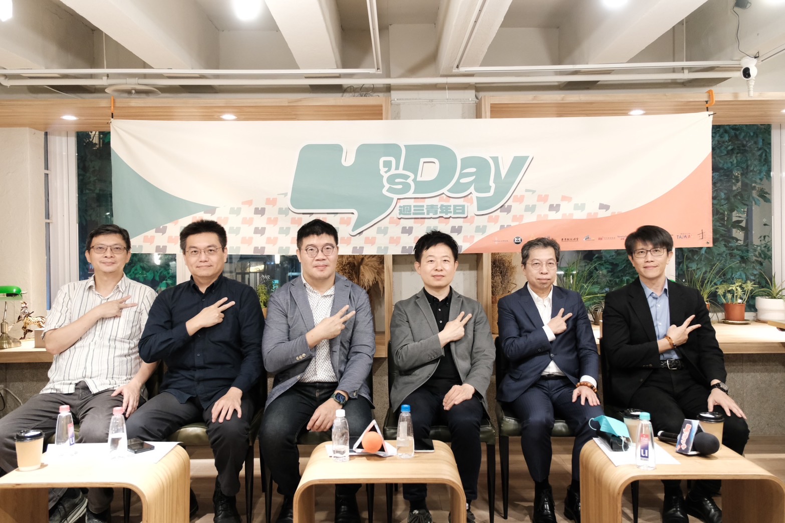 Y’s Day「週三青年日」活動，23日「台灣有事還是日本有事嗎？——日本新政局的變與不變」座談。圖左起鄭力軒 周德望 王文岳 李世暉 謝文生 董思齊。(台灣智庫提供)