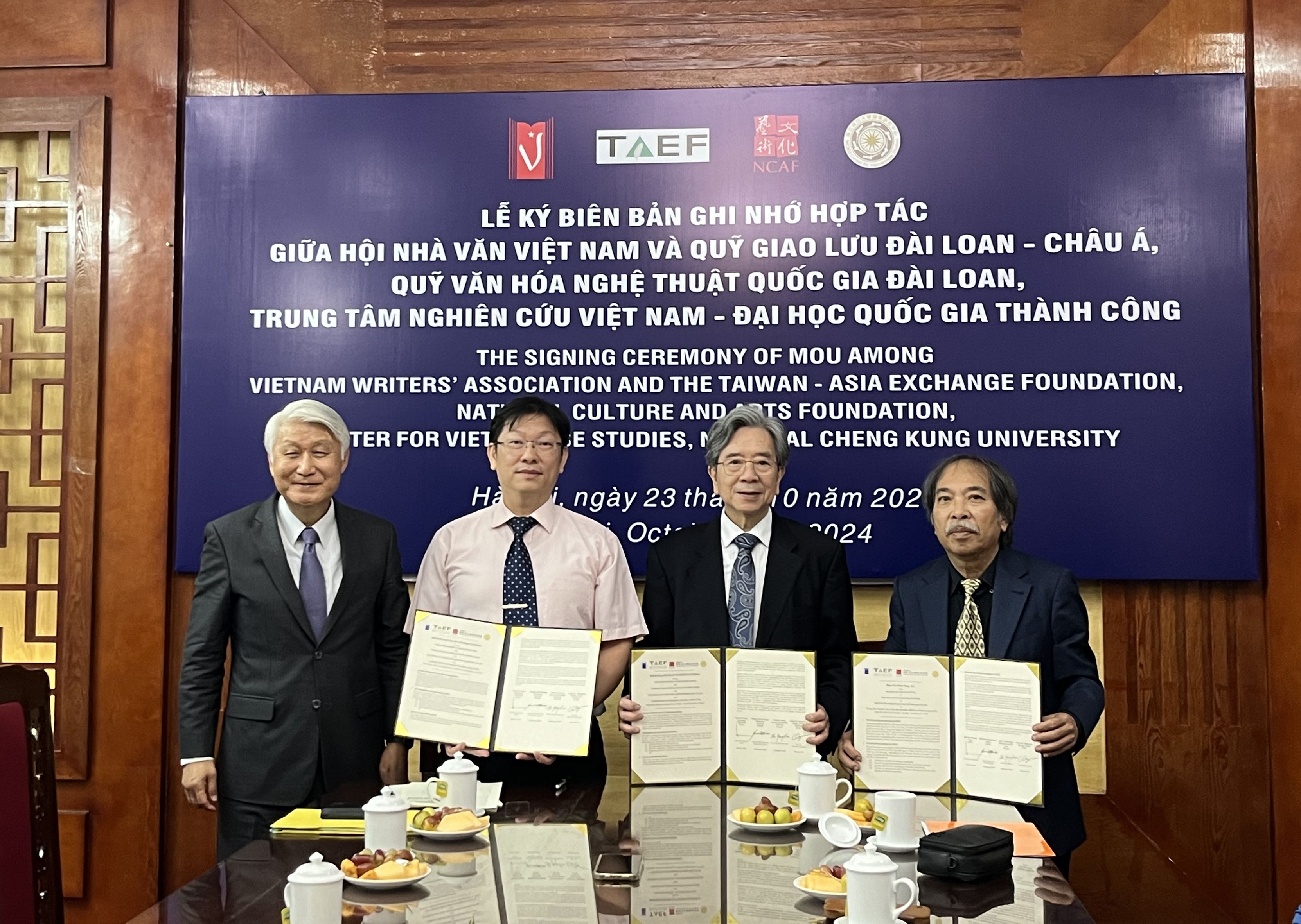 臺亞會、國藝會、國立成功大學越南研究中心（NCKU-CVS）與越南作家協會（VWA）簽署四方合作備忘錄。(臺亞會提供)