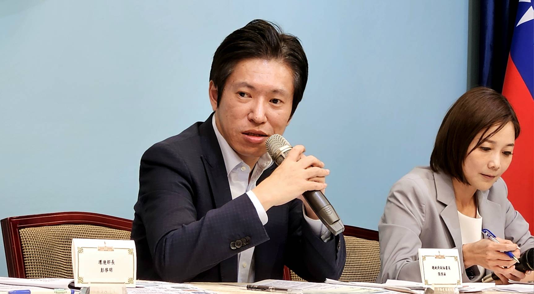 總統府副秘書長張惇涵轉述賴清德總統在「國家氣候變遷對策委員會」第二次會議中的裁示。(歐陽夢萍 攝)