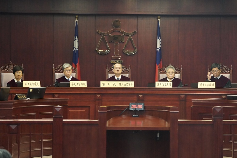 針對國會職權相關修法，包括總統賴清德、行政院、監察院、民進黨立法院黨團等認為有違憲之虞，均聲請釋憲。憲法法庭25日下午宣示判決，大法官張瓊文(左起)、蔡烱燉、許宗力、許志雄、黃瑞明等人出席。 (圖：中央社)